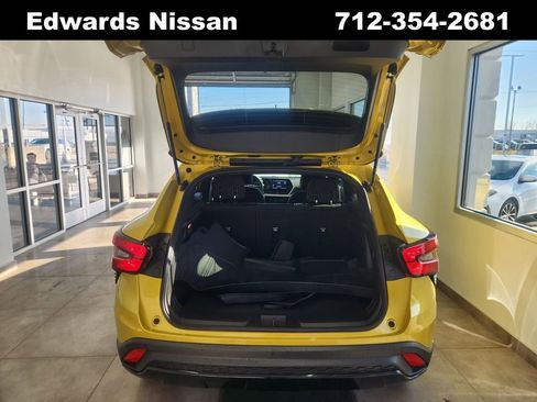 Used 2024 Chevrolet Trax RS w/ Driver Confidence Package image 11