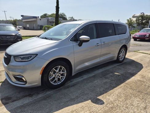Used 2023 Chrysler Pacifica Touring-L FWD image 3