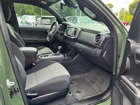 Used 2022 Toyota Tacoma TRD Sport w/ TRD Premium Sport Package AWD/4WD image 18