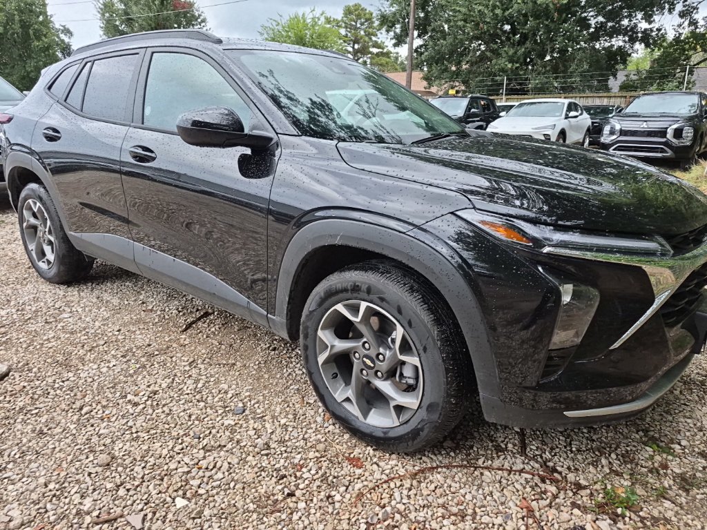 Used 2026 Chevrolet Trax LT FWD image 4
