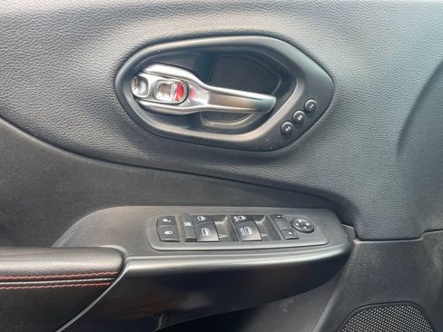 Used 2019 Jeep Cherokee Trailhawk AWD/4WD image 19