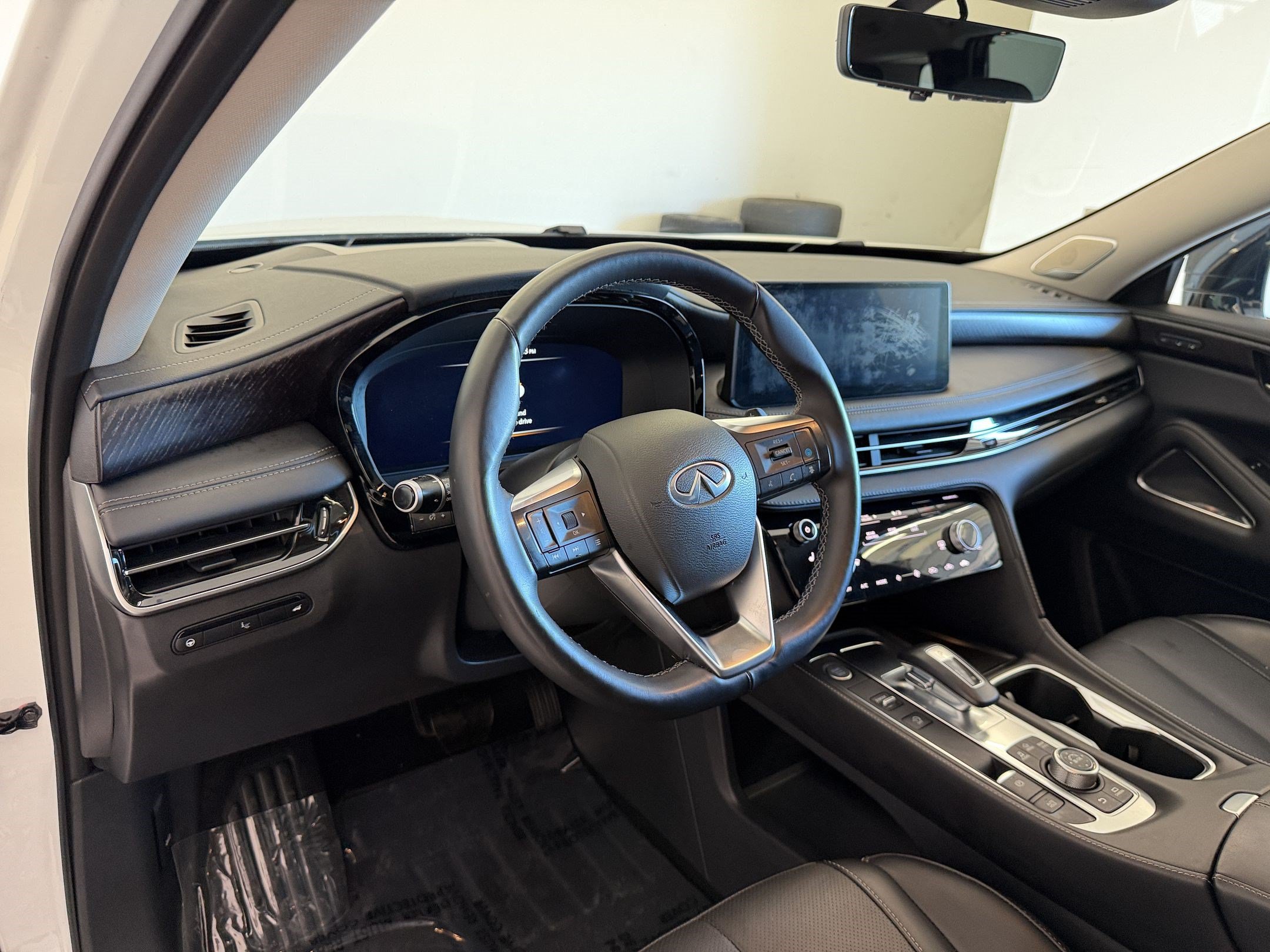 Used 2025 INFINITI QX60 Sensory w/ Vision Package AWD/4WD image 4