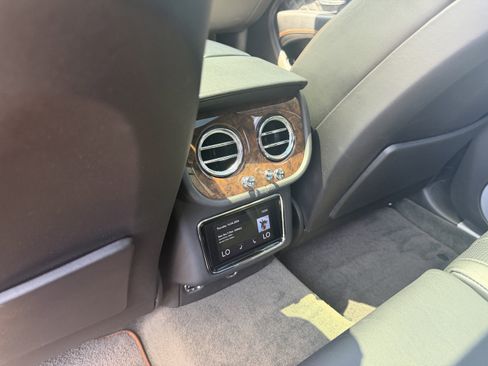Used 2022 Bentley Bentayga AWD/4WD image 26