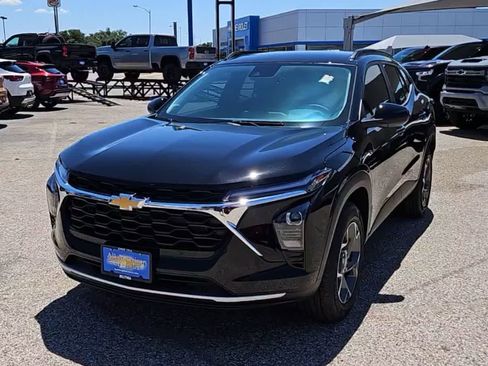 Used 2025 Chevrolet Trax LT w/ Driver Confidence Package FWD image 3