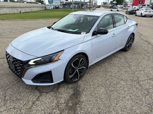 Used 2024 Nissan Altima 2.5 SR w/ SR Premium Package FWD image 5