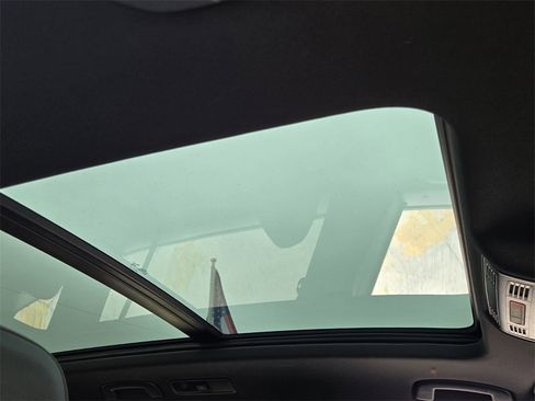 Used 2023 Volkswagen Tiguan SE R-Line image 17