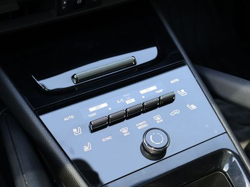 Certified 2024 Porsche Cayenne AWD/4WD image 21