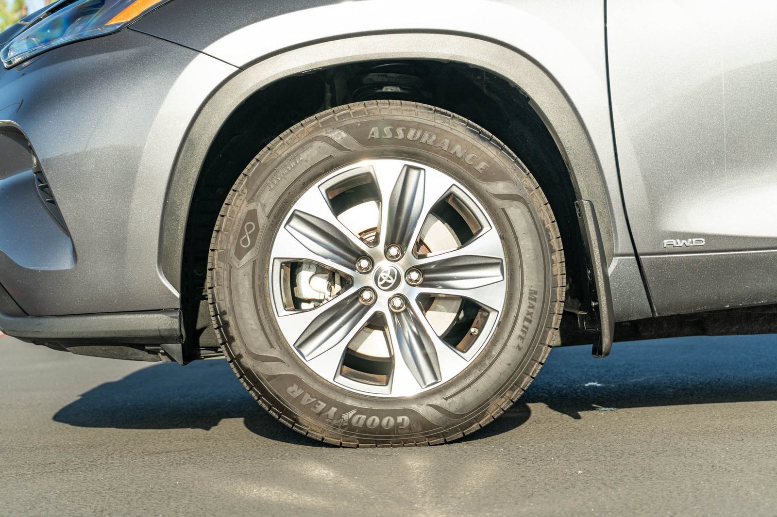 Used 2024 Toyota Highlander XLE AWD/4WD image 5
