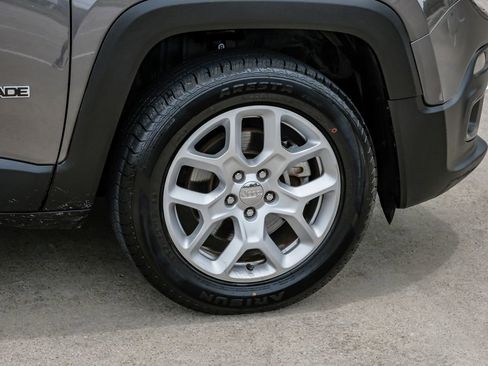 Used 2018 Jeep Renegade Latitude FWD image 57
