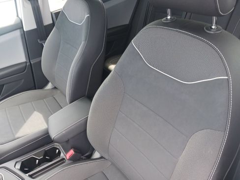Used 2023 Volkswagen Taos SE w/ Panoramic Sunroof Package FWD image 5
