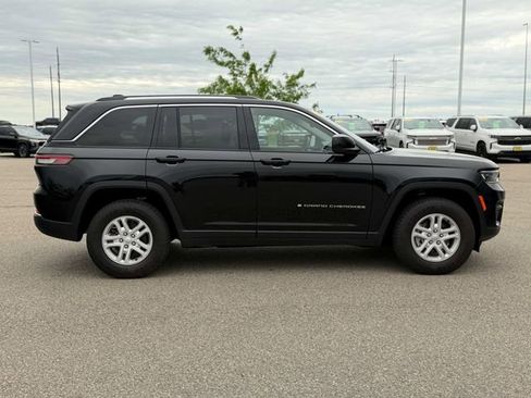 Used 2023 Jeep Grand Cherokee Laredo AWD/4WD image 5