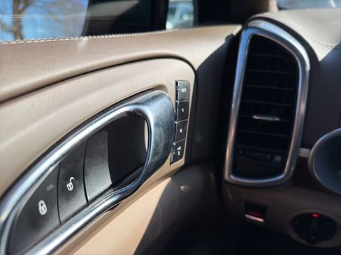 Used 2014 Porsche Cayenne Turbo S image 21