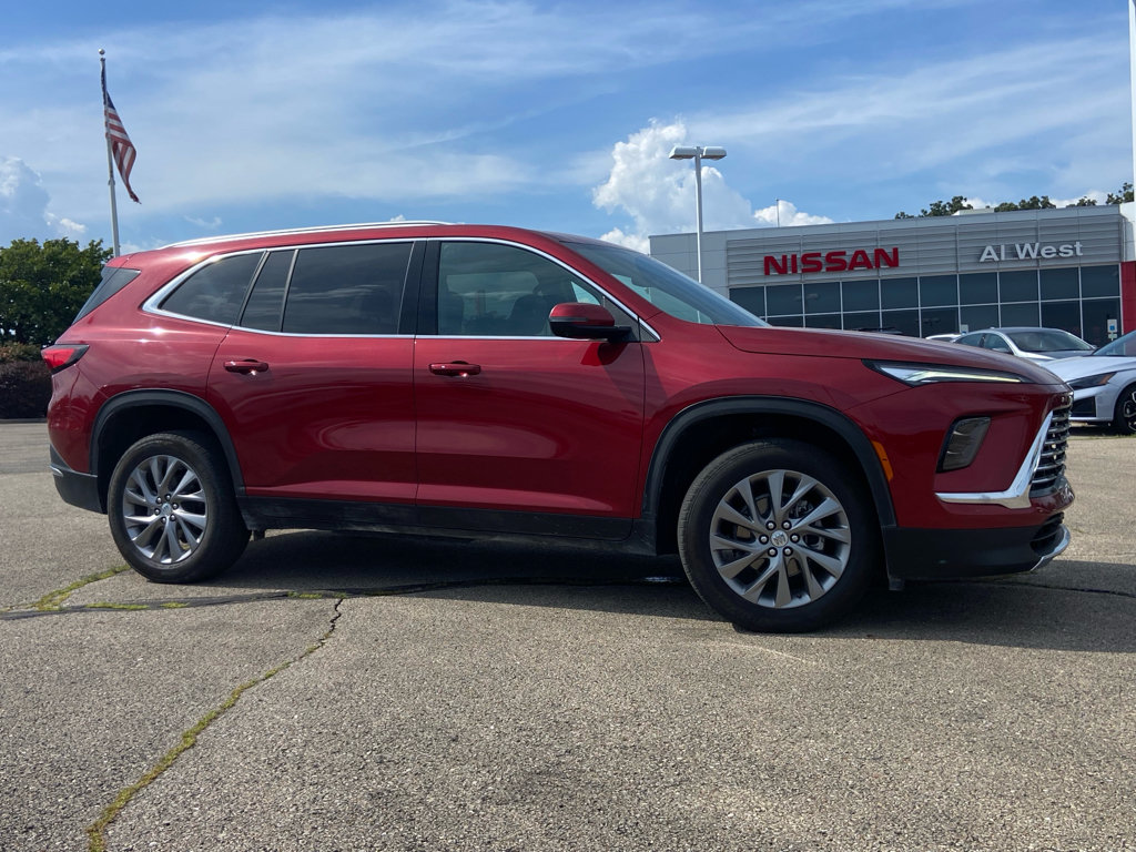 Used 2025 Buick Enclave Preferred AWD/4WD image 1