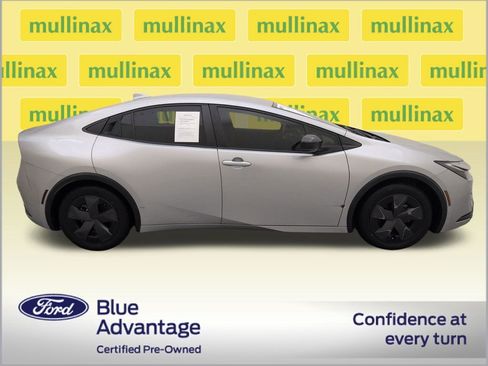 Used 2023 Toyota Prius LE image 2