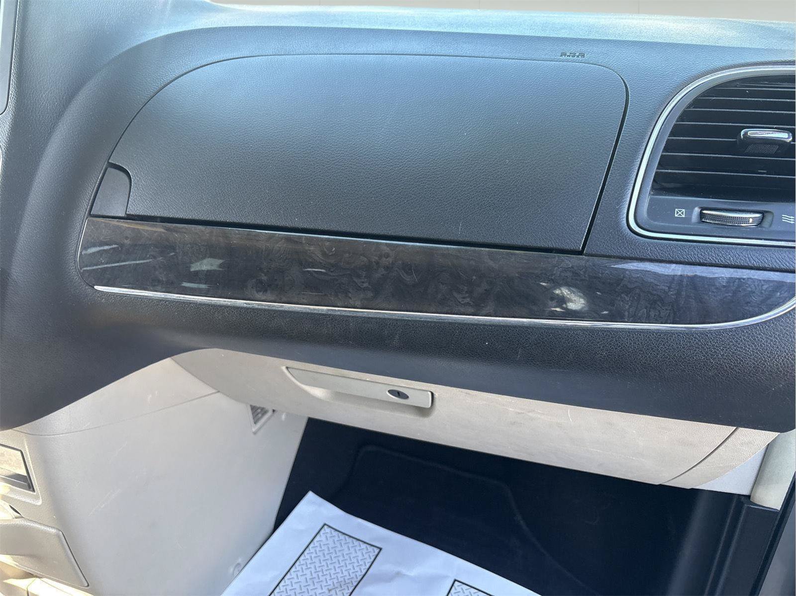 Used 2015 Chrysler Town & Country Touring FWD image 29