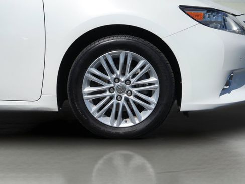Used 2014 Lexus ES 350 w/ Luxury Package FWD image 4