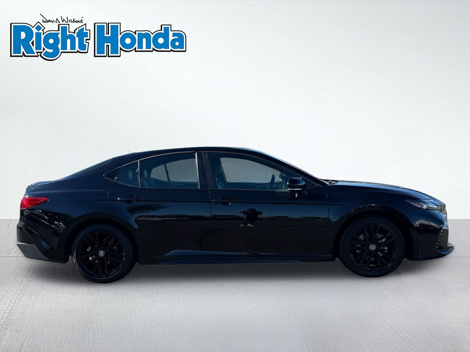 Used 2025 Toyota Camry SE FWD image 9