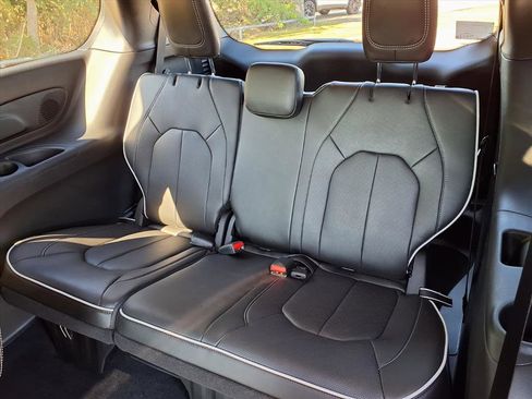 New 2026 Chrysler Pacifica Limited w/ S Appearance Package image 10