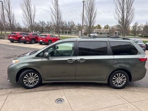 Used 2018 Toyota Sienna XLE w/ XLE Navigation Package image 6