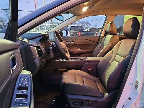 Used 2025 Nissan Rogue SL image 14