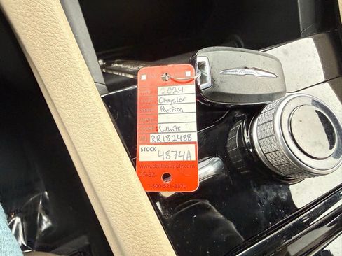 Used 2024 Chrysler Pacifica Touring-L image 32