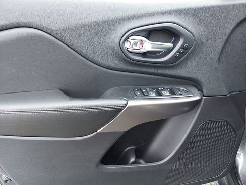 Certified 2019 Jeep Cherokee Limited image 12