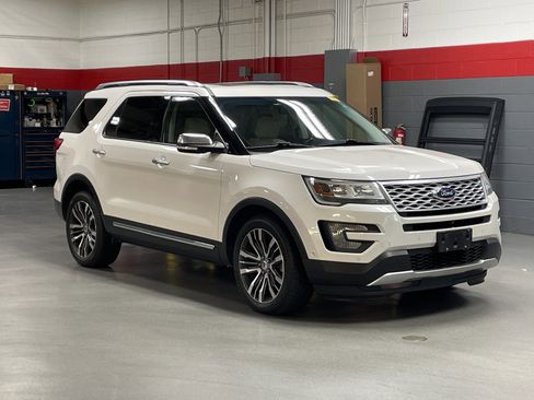 Used 2017 Ford Explorer Platinum image 2