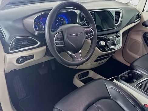 Used 2023 Chrysler Pacifica Touring-L FWD image 12