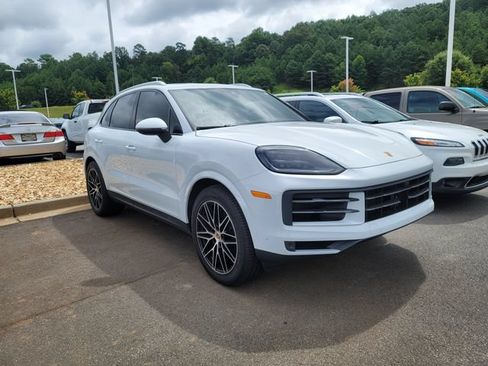 Used 2025 Porsche Cayenne w/ Premium Package Plus AWD/4WD image 3