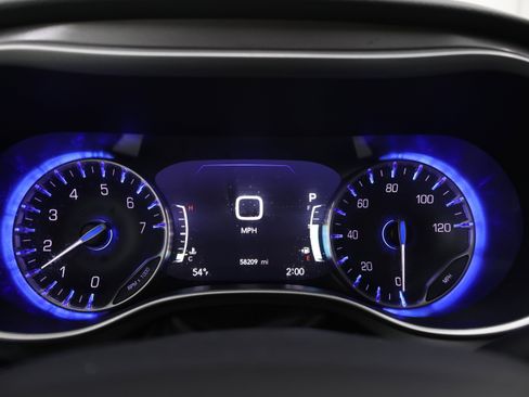 Used 2024 Chrysler Pacifica Touring-L FWD image 11