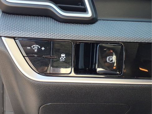 Used 2025 Kia Sportage LX FWD image 17
