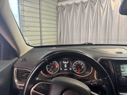 Used 2018 Jeep Cherokee Latitude w/ Altitude Package image 19