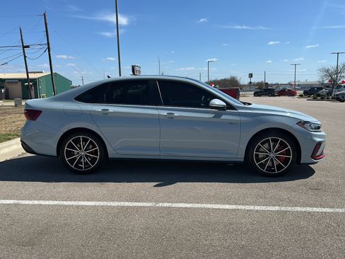 Used 2025 Volkswagen Jetta GLI Autobahn FWD image 9