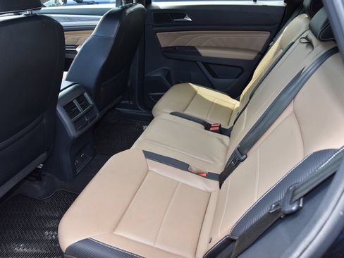 Used 2021 Volkswagen Atlas Cross Sport SE w/ Panoramic Sunroof Package FWD image 10