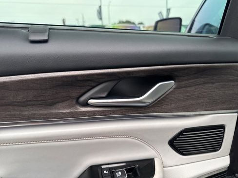 Used 2022 Jeep Grand Cherokee Overland w/ Luxury Tech Group IV image 36