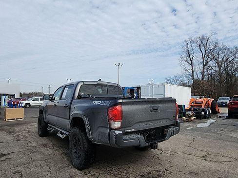 Used 2017 Toyota Tacoma TRD Off-Road image 3