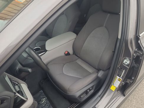 Used 2022 Toyota Camry LE image 9