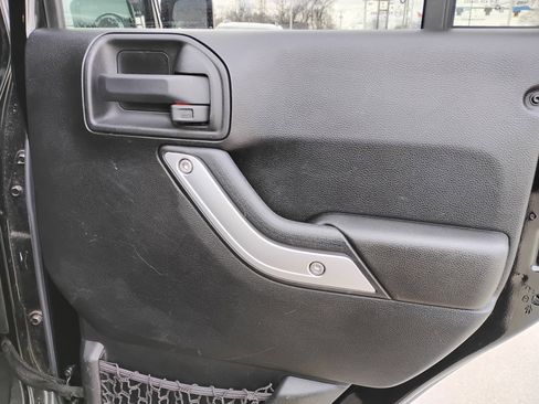 Used 2016 Jeep Wrangler Unlimited Sahara AWD/4WD image 18