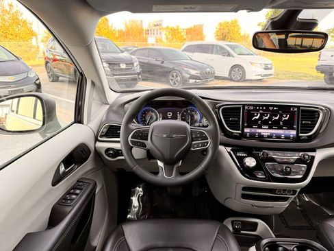Used 2023 Chrysler Pacifica Touring-L FWD image 34