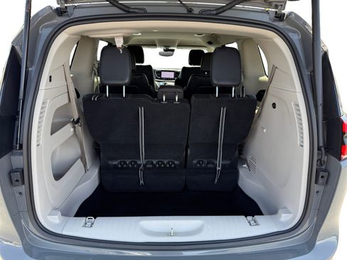 Used 2022 Chrysler Pacifica Touring-L FWD image 17