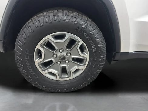 Used 2018 Jeep Grand Cherokee Laredo AWD/4WD image 34