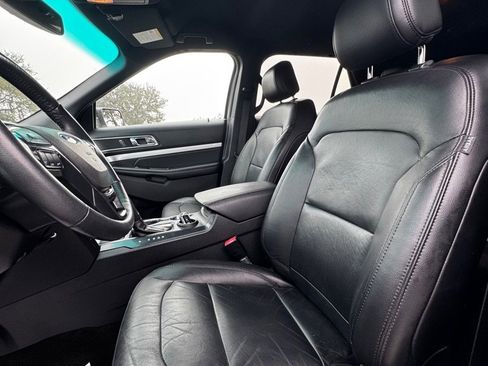 Used 2016 Ford Explorer XLT w/ Equipment Group 202A image 10