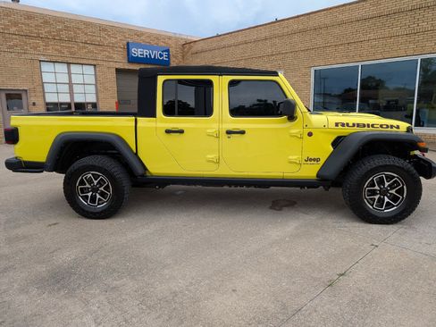 Used 2024 Jeep Gladiator Rubicon w/ Technology Group AWD/4WD image 5