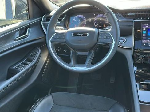 Used 2025 Jeep Grand Cherokee Altitude image 23