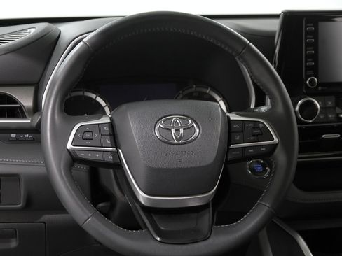 Used 2022 Toyota Highlander XLE image 7