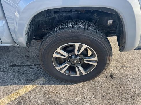 Used 2018 Toyota Tacoma TRD Sport w/ Technology Package image 6