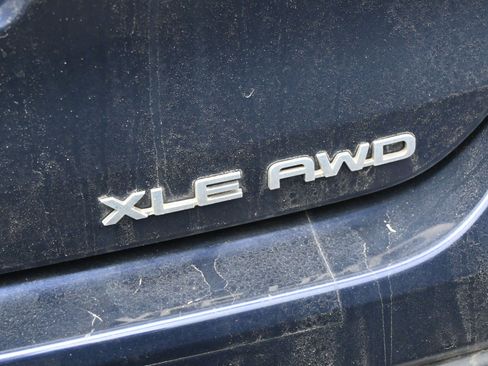 Used 2020 Toyota Highlander XLE image 21