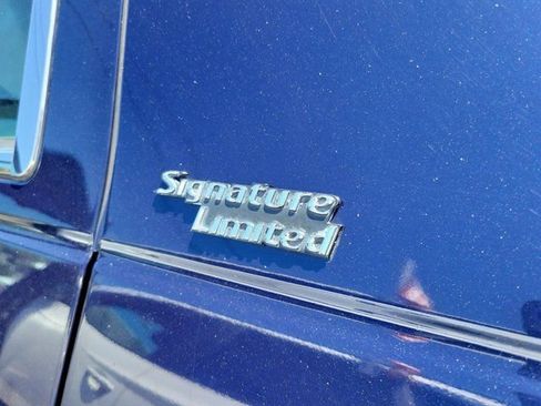 Used 2011 Lincoln Town Car Signature Limited RWD image 10