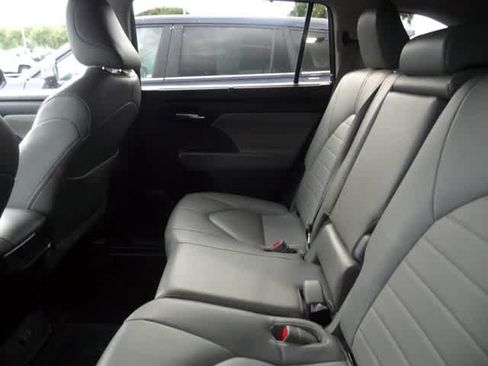 Used 2023 Toyota Highlander XLE FWD image 7