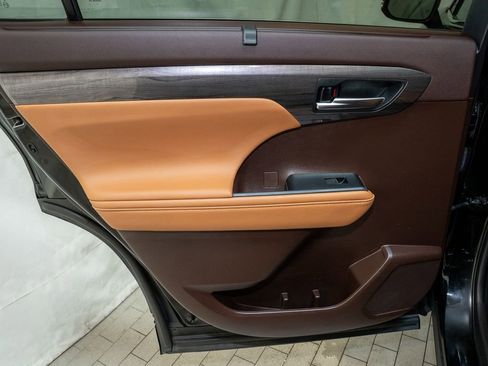 Used 2021 Toyota Highlander Platinum image 12